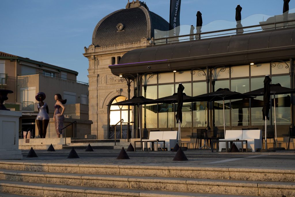 découvrez le casino joa de châtelaillon, un lieu de divertissement incontournable près de la rochelle : jeux, restaurant, animations et ambiance conviviale en bord de plage.